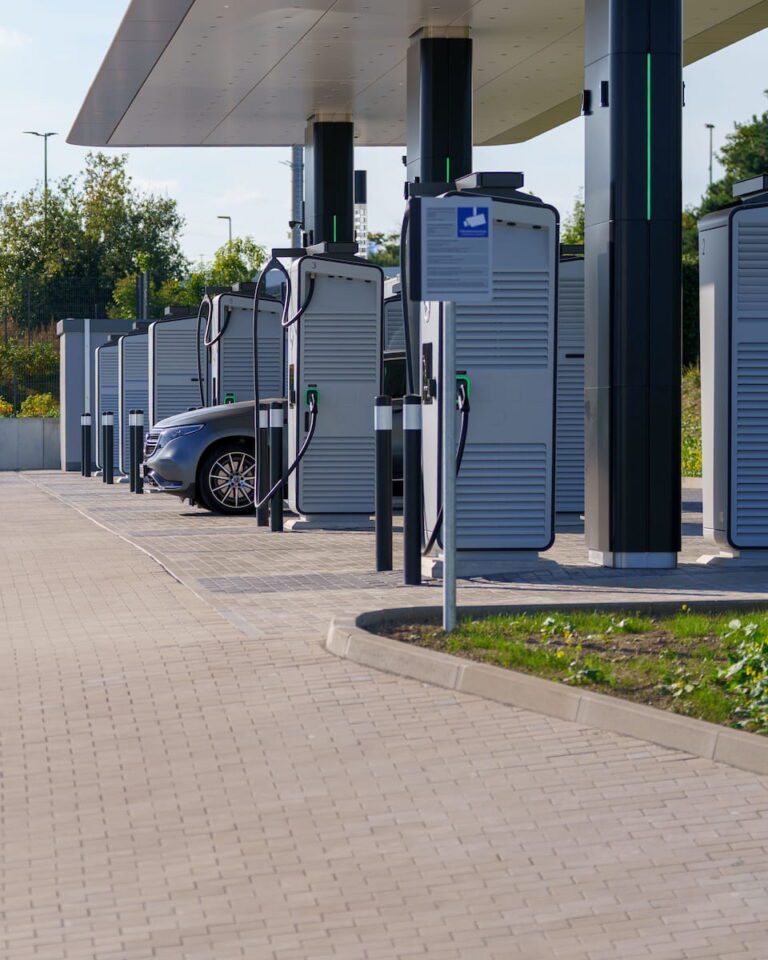 EV laadetiquette en parkeerhacks bij een openbaar laadplein
