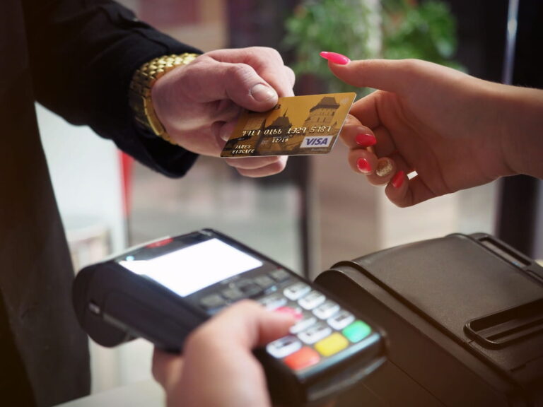 Slim betalen en wisselkoersen tijdens je EV roadtrip met creditcard